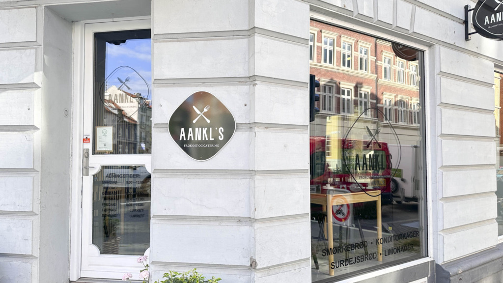 Indgangen til AANKL'S i Frederiks All&eacute;