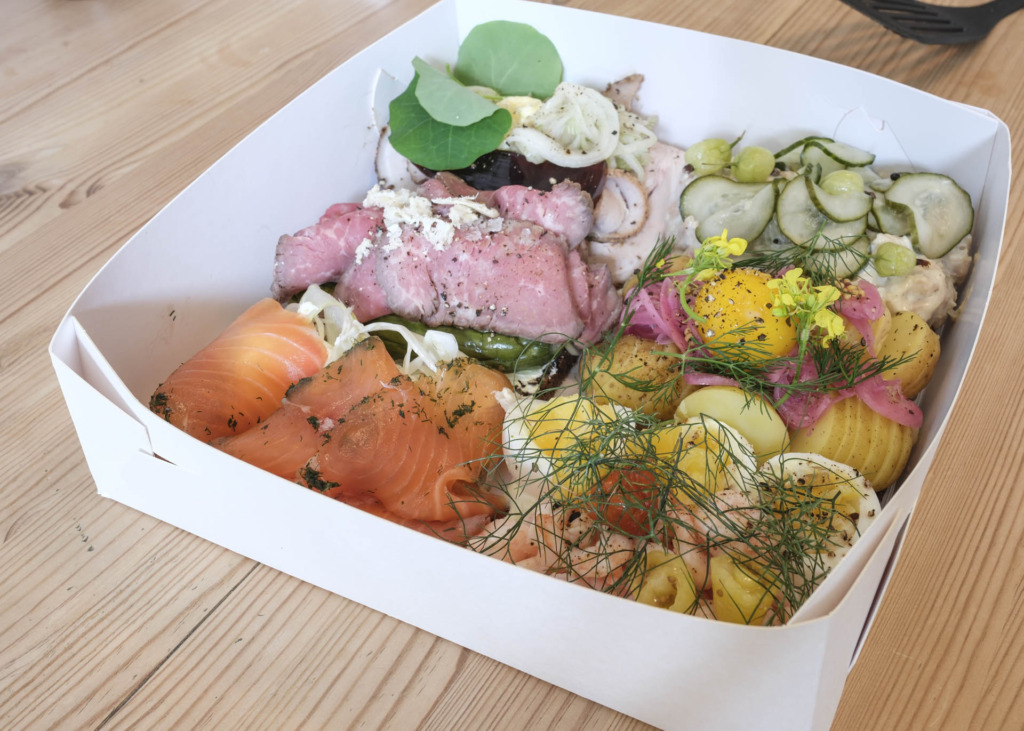 En bakke med sm&oslash;rrebr&oslash;d fra AANKL'S