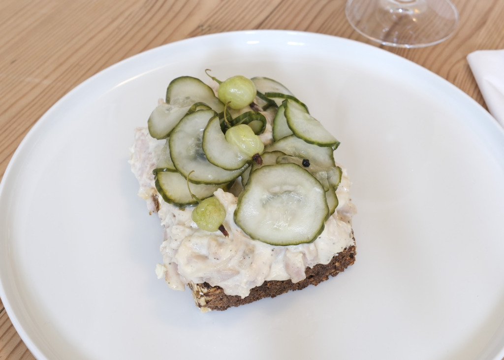 Et stykke med h&oslash;nsesalat fra AANKL'S i Frederiks All&eacute;