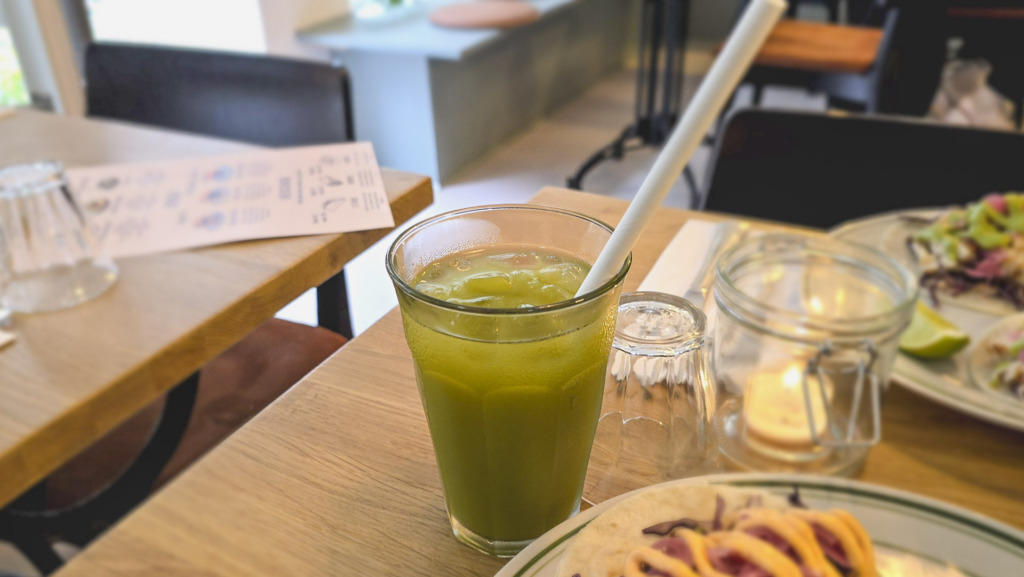 En friskpresset juice hos Miss Green Café ved &aring;en