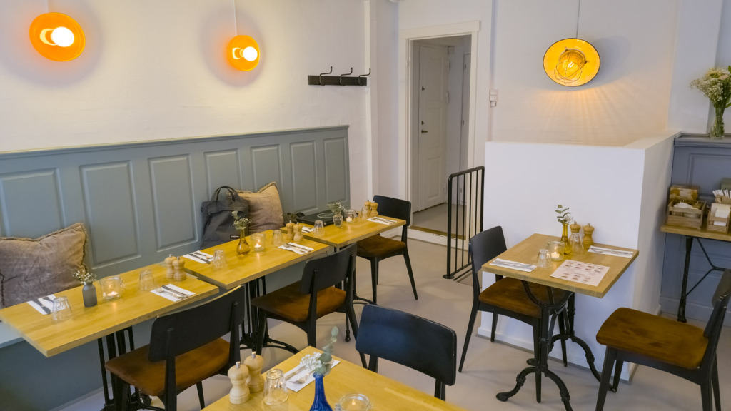 Man sidder lidt t&aelig;t hos Miss Green Café