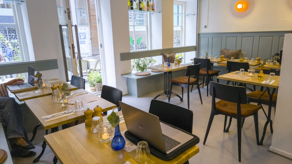 S&aring;dan ser caf&eacute;en ud indefra hos Miss Green Caf&eacute;