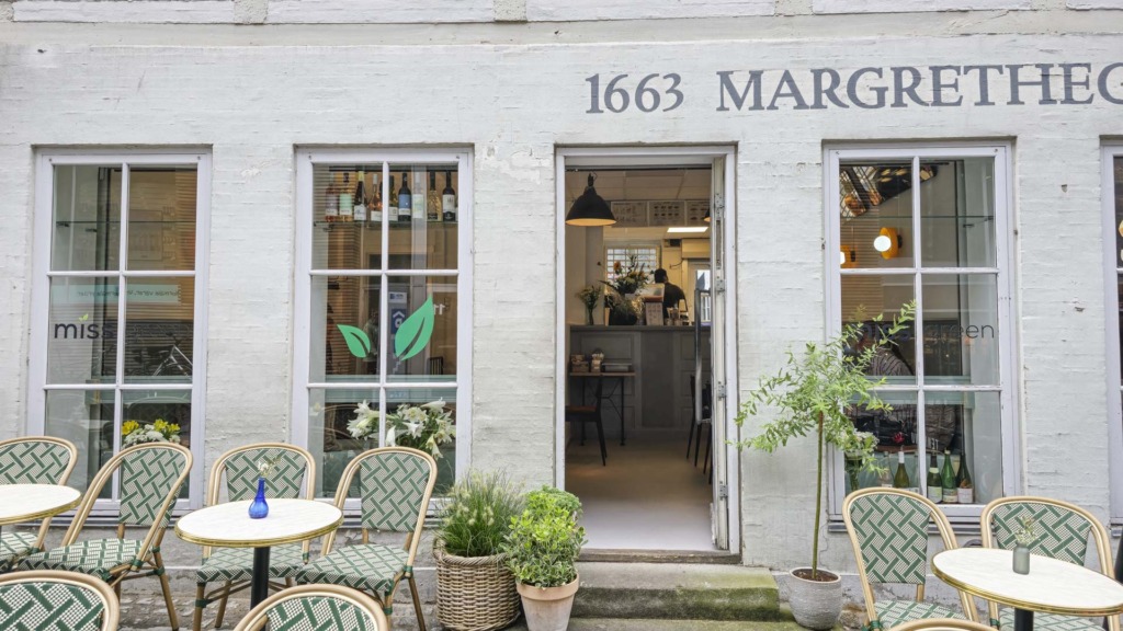 Miss Green Caf&eacute; set udefra Frederiksgade af