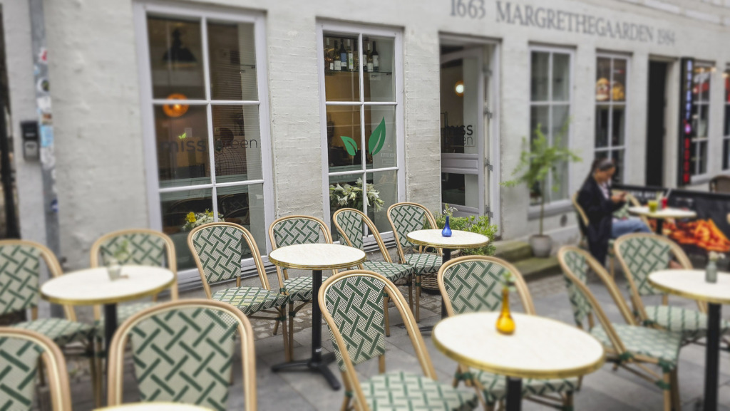 Miss Green Caf&eacute; i Frederiksgade t&aelig;t p&aring; &aring;en i Aarhus
