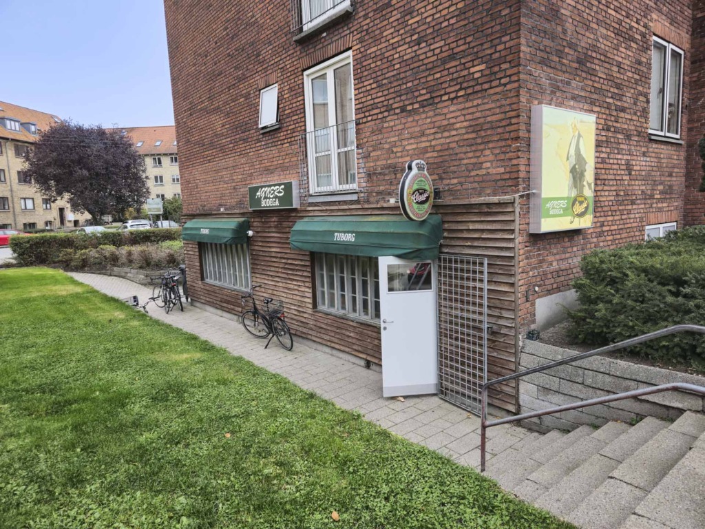 Agners Bodega i M&oslash;llevangen set udefra