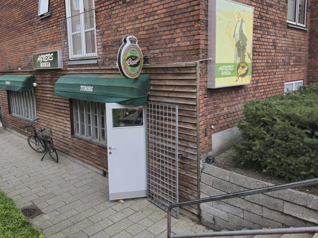 Indgangen til Agners Bodega i M&oslash;llevangen