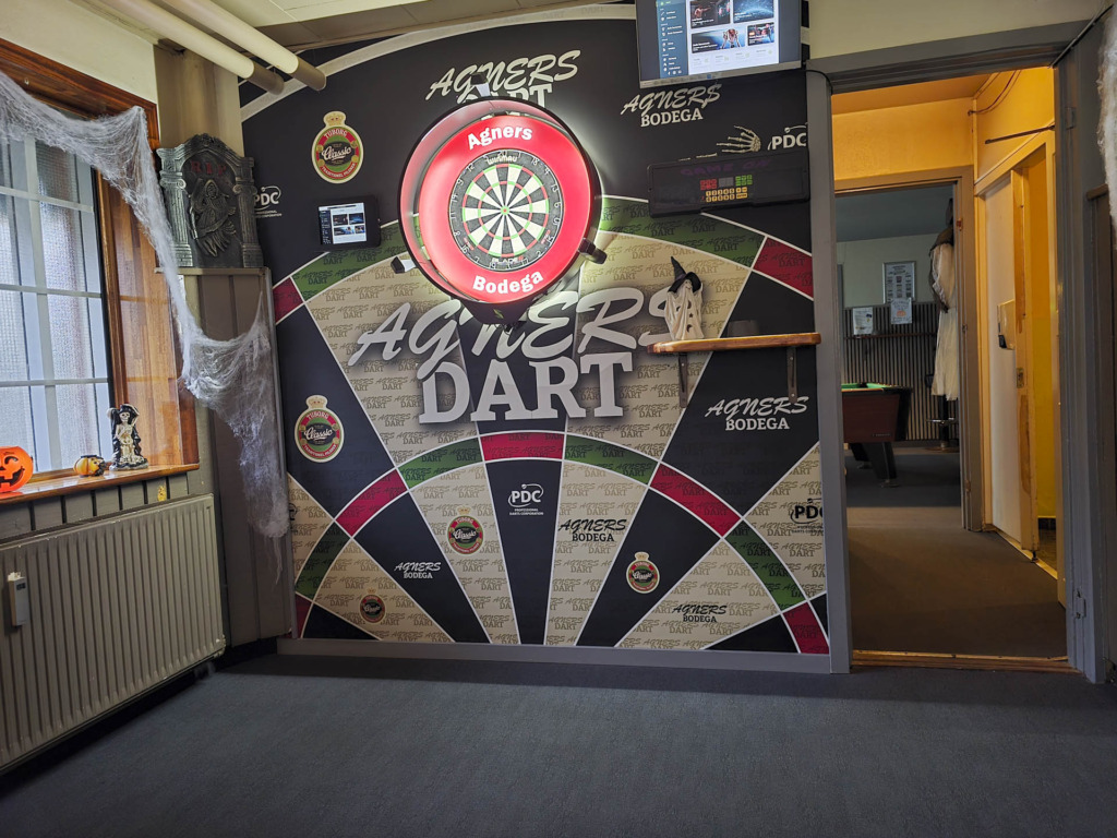 En af dartbanerne hos Agners Bodega i M&oslash;llevangen