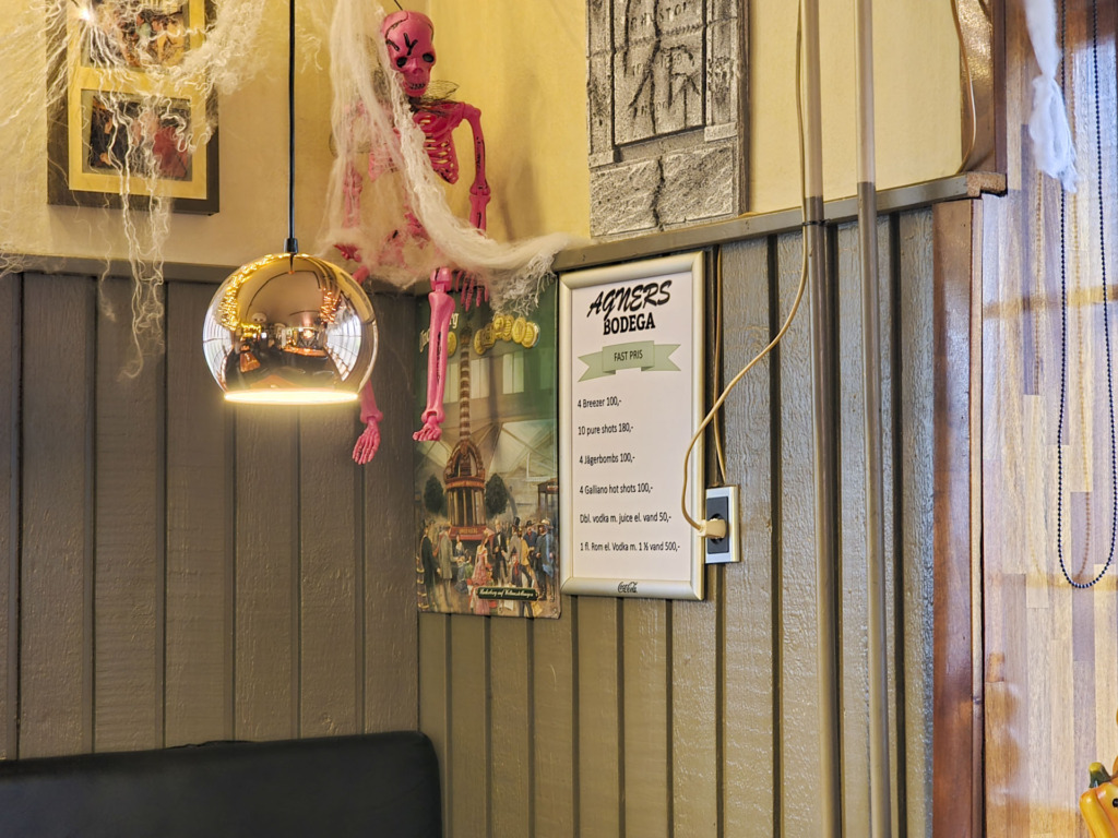 Et skilt med fast pris hos Agners Bodega i M&oslash;llevangen i Aarhus