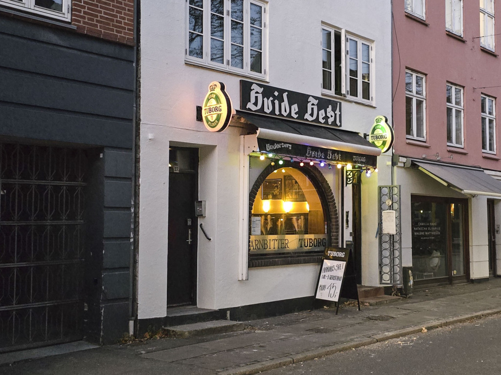 Den Hvide Hest set udefra