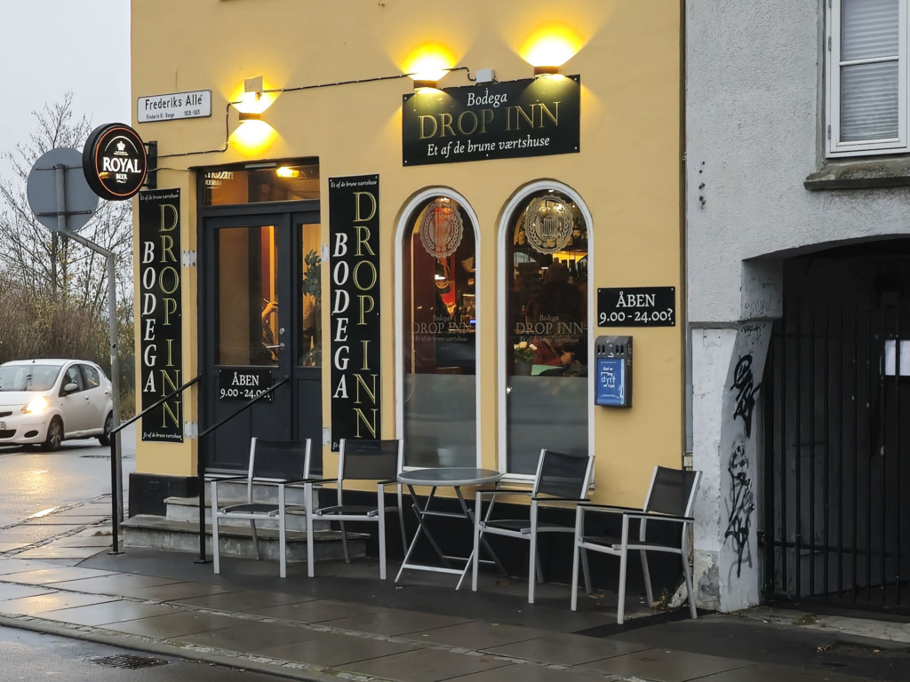 Drop Inn er et &aelig;gte brunt v&aelig;rtshus i Aarhus.