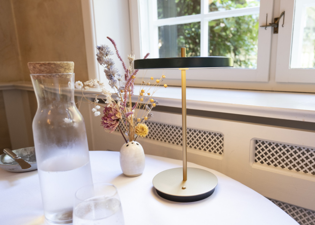 En bord med dug p&aring; hos Thors M&oslash;lle