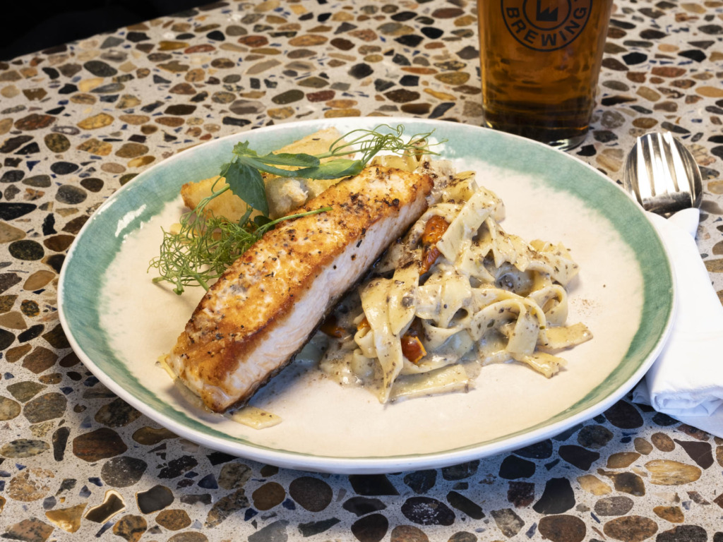 Laks med pasta hos Tir na nÓg