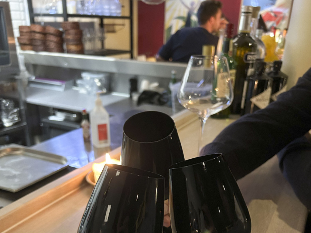 Sorte vinglas hos Bouchon Mad- og Vinbar