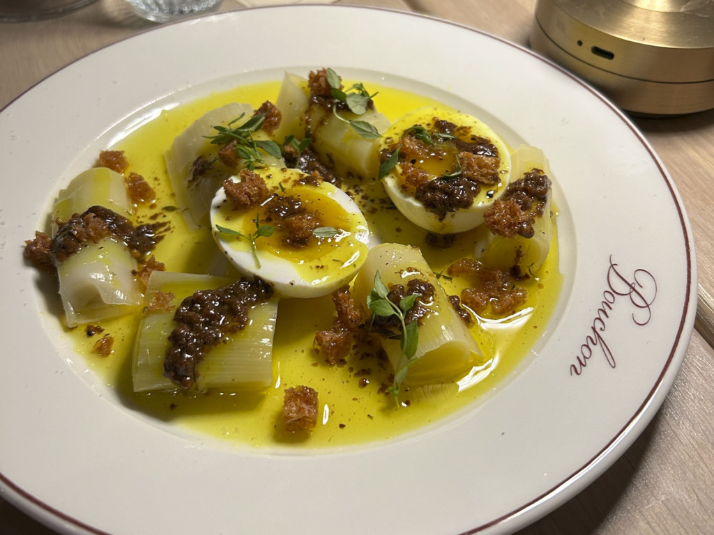 Fransk servering hos Bouchon Vin- og Madbar