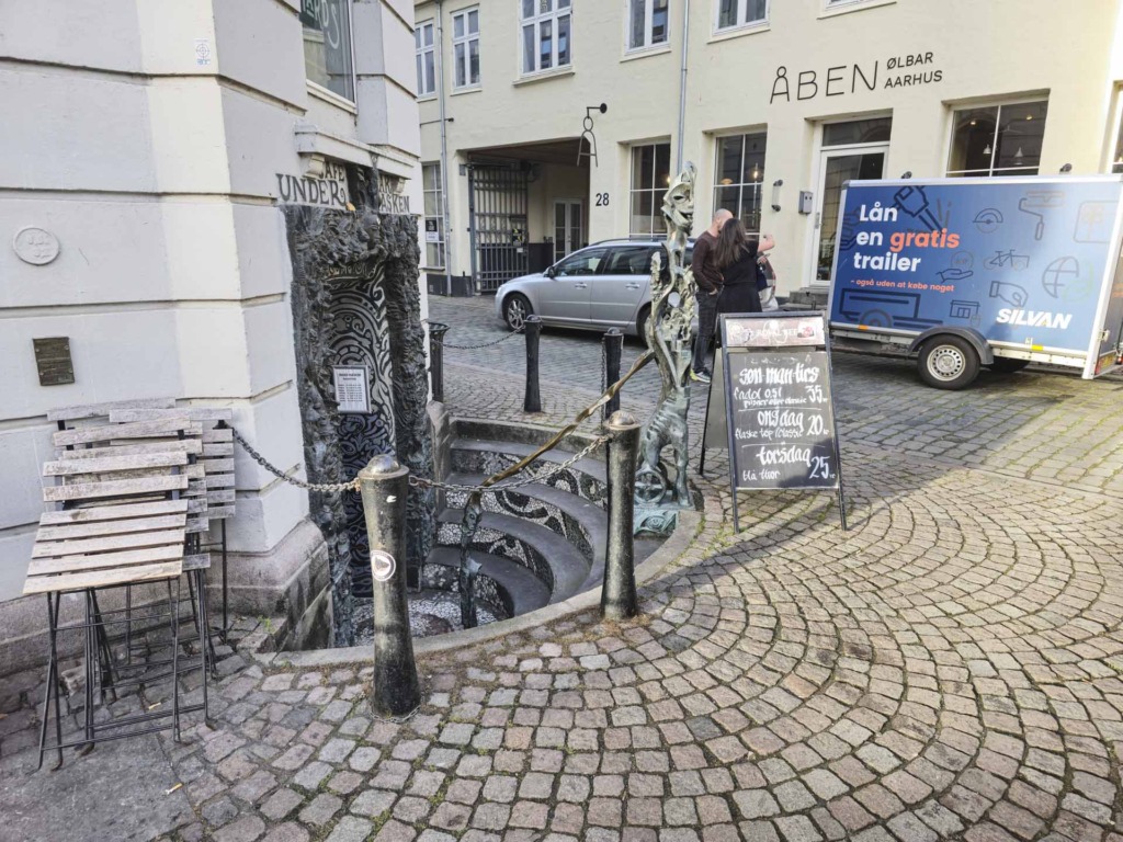 De gamle brosten udenfor Caf&eacute; Under Masken i Latinerkvarteret i Aarhus