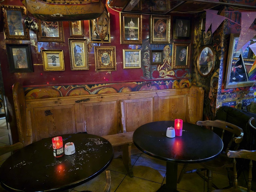 De runde borde hos Caf&eacute; Under Masken i Latinerkvarteret