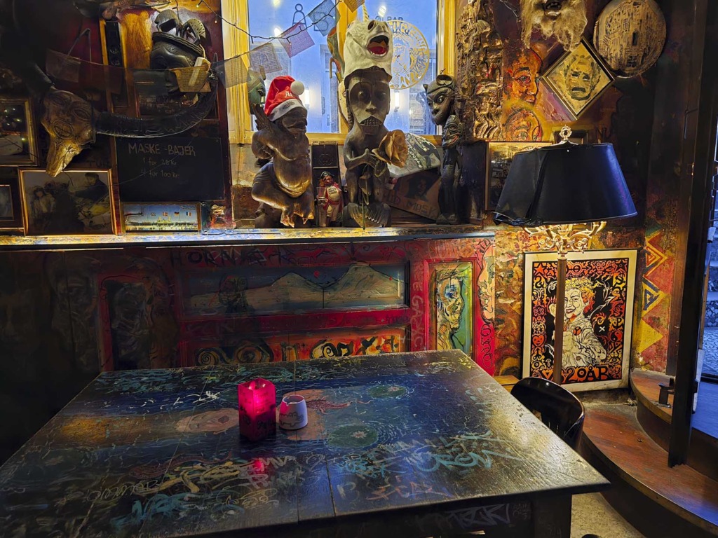 Masker hos Caf&eacute; Under Masken i Latinerkvarteret
