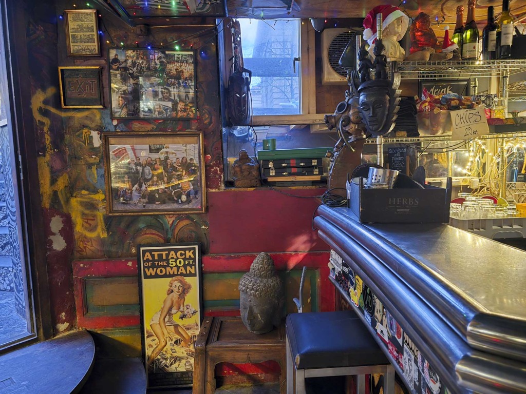 De unikke v&aelig;gge hos Caf&eacute; Under Masken i Latinerkvarteret i Aarhus