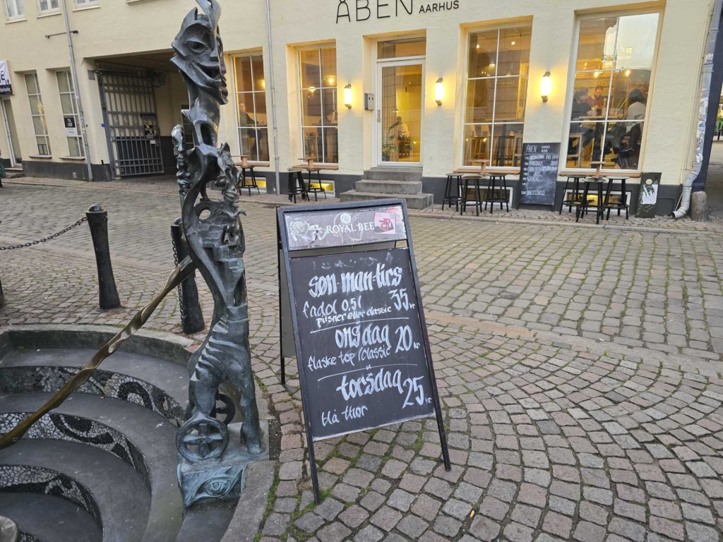Caf&eacute; Under Masken i Latinerkvarteret i Aarhus set udefra