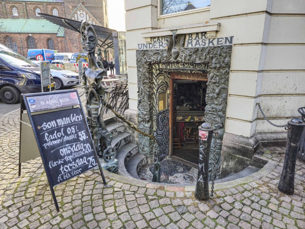 Caf&eacute; Under Masken ved Hotel Royal