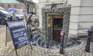 Café Under Masken ved Hotel Royal