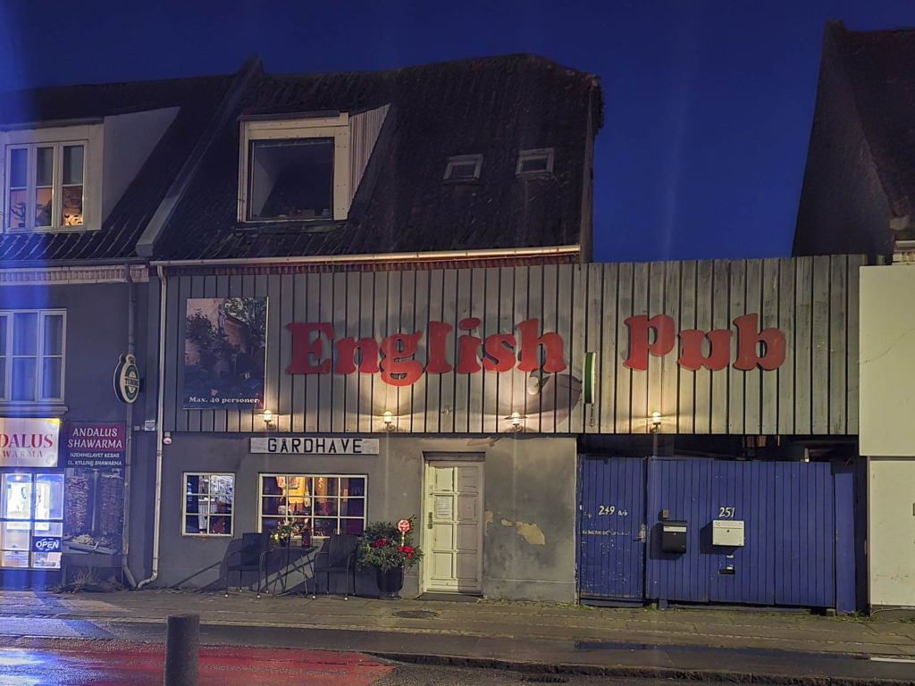 English Pub i Åbyh&oslash;j set udefra