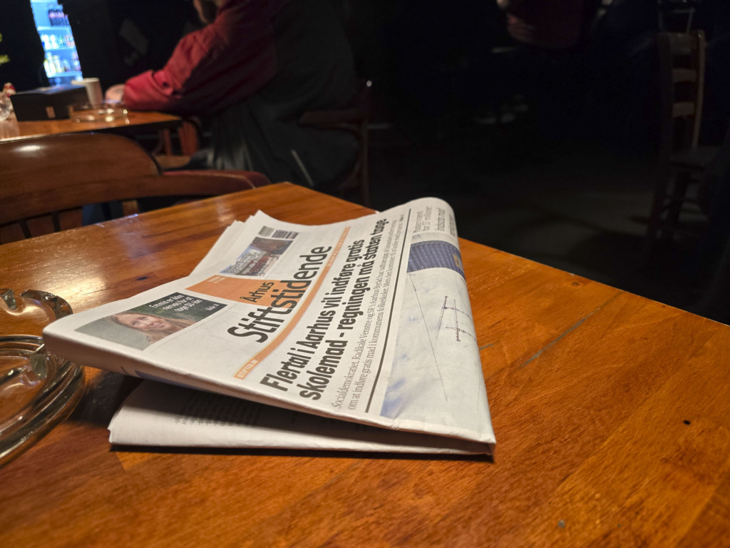 Dagens tynde lokale avis hos English Pub i Åbyh&oslash;j