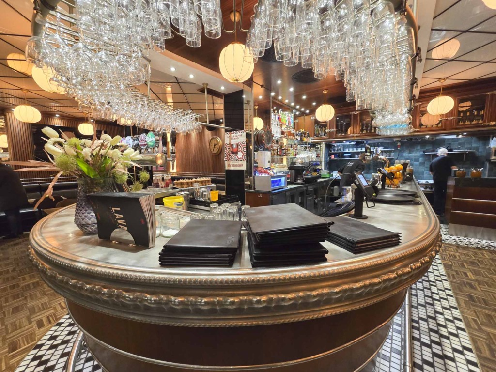 Baren hos LAVA Caf&eacute; & Bar