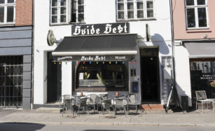 Den Hvide Hest set udefra gaden af