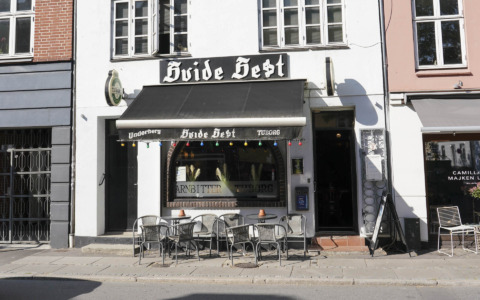 Den Hvide Hest set udefra gaden af