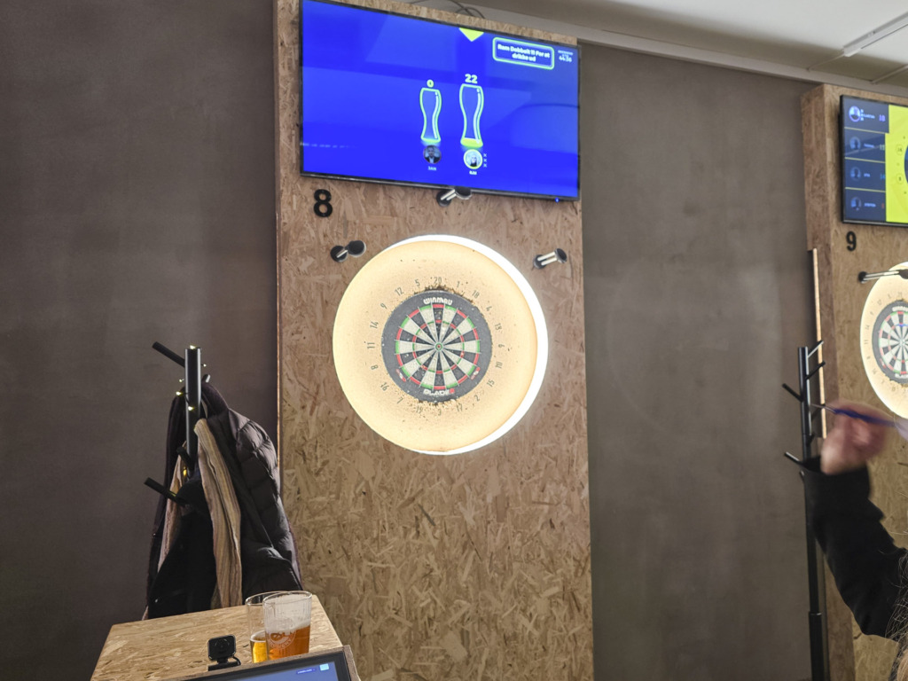 Et spil dart hos Skor Bar i Aarhus