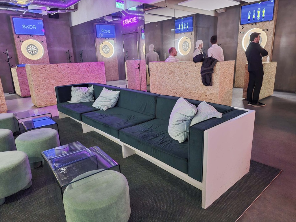 Store sofaer som man ikke sidder s&aelig;rlig godt i hos Skor Bar i Aarhus