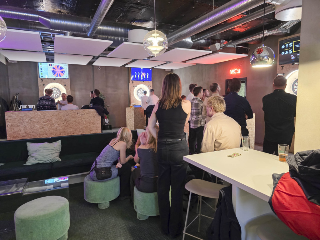 Mange kommer for at spille dart hos Skor Bar i Aarhus