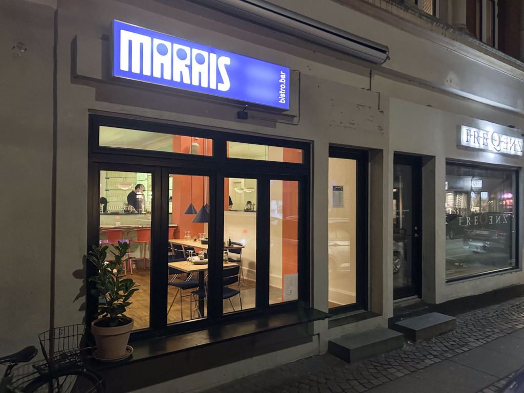 Marais Bistro & Bar set udefra Guldsmedgade af.