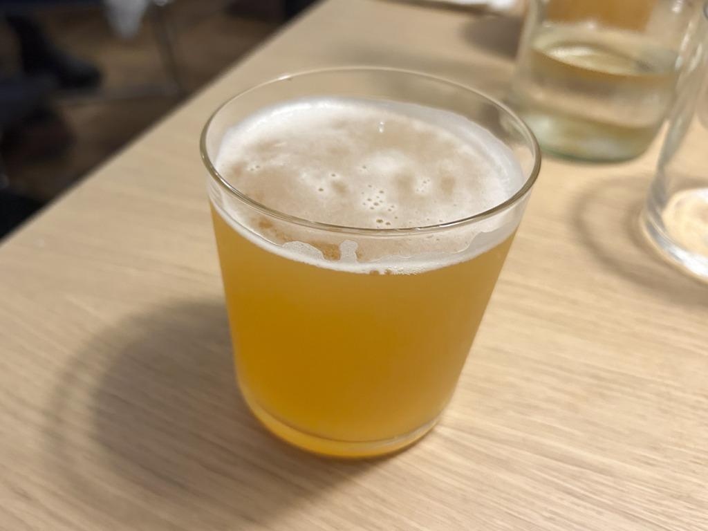 En glas &oslash;l hos Marais Bistro & Bar i Guldsmedgade