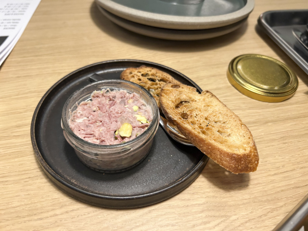 Vores rillette med tilh&oslash;rende spr&oslash;dt br&oslash;d havde anonym, fersk k&oslash;dsmag.