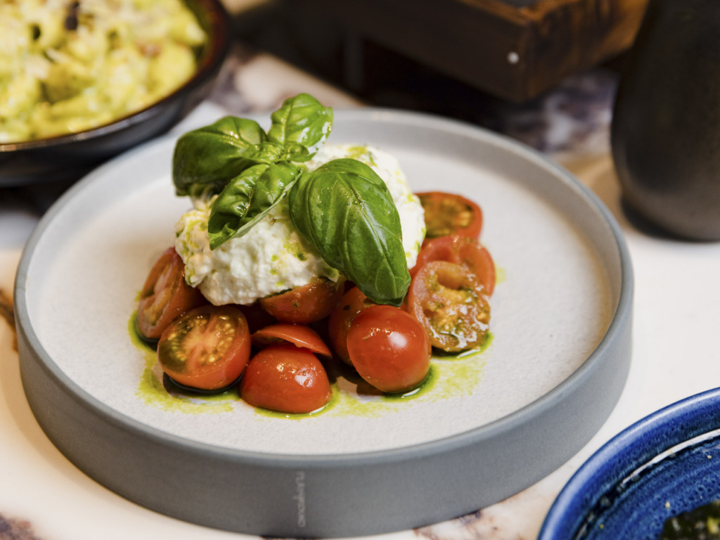 En italiensk forret med frisk solmodne tomater hos Basso som ligger t&aelig;t p&aring; Str&oslash;get i Aarhus C.