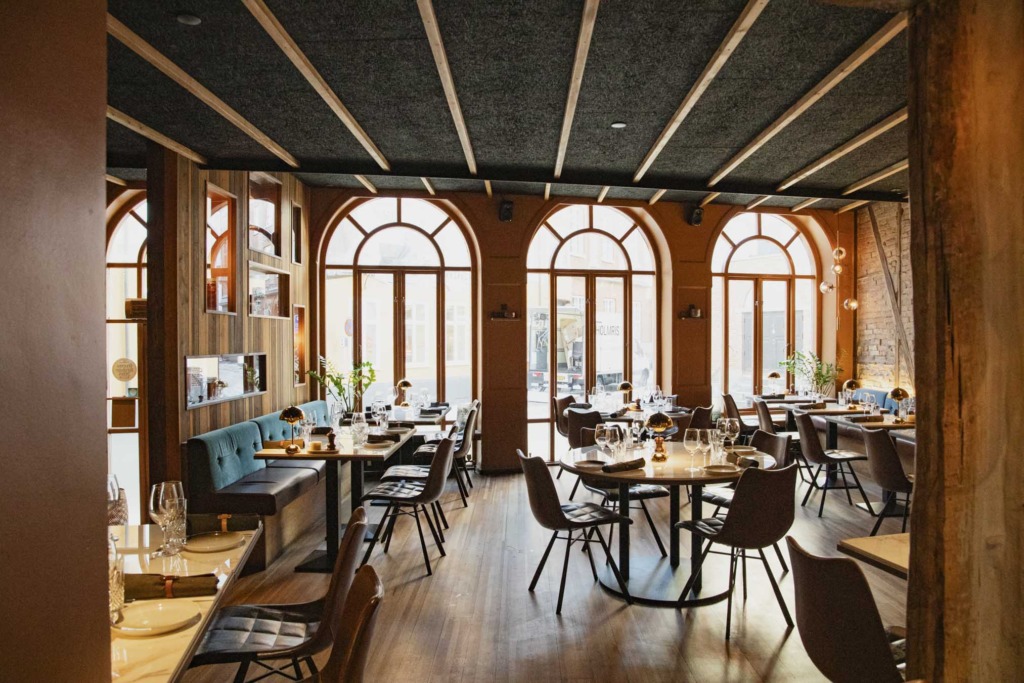 Vi er i Skolegade i Aarhus Midtby, og i restauranten, Basso.