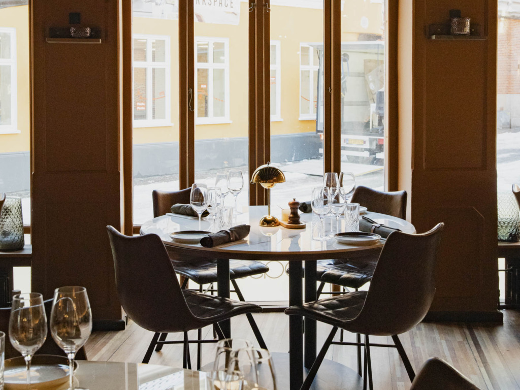 Hos Basso er der ro og en god atmosf&aelig;re, mens det pulserende byliv g&aring;r sin gang uden for d&oslash;ren.