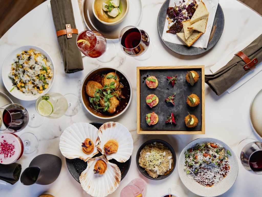 Her ser vi nogle af deleretterne hos Basso i Skolegade t&aelig;t ved Aarhus Teater i Aarhus C.