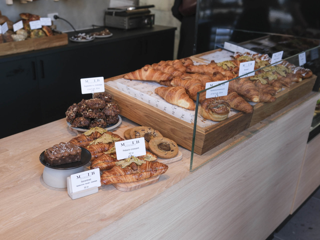 Udvalget af br&oslash;d hos MIB Bageri på Godsbanen i Aarhus C.