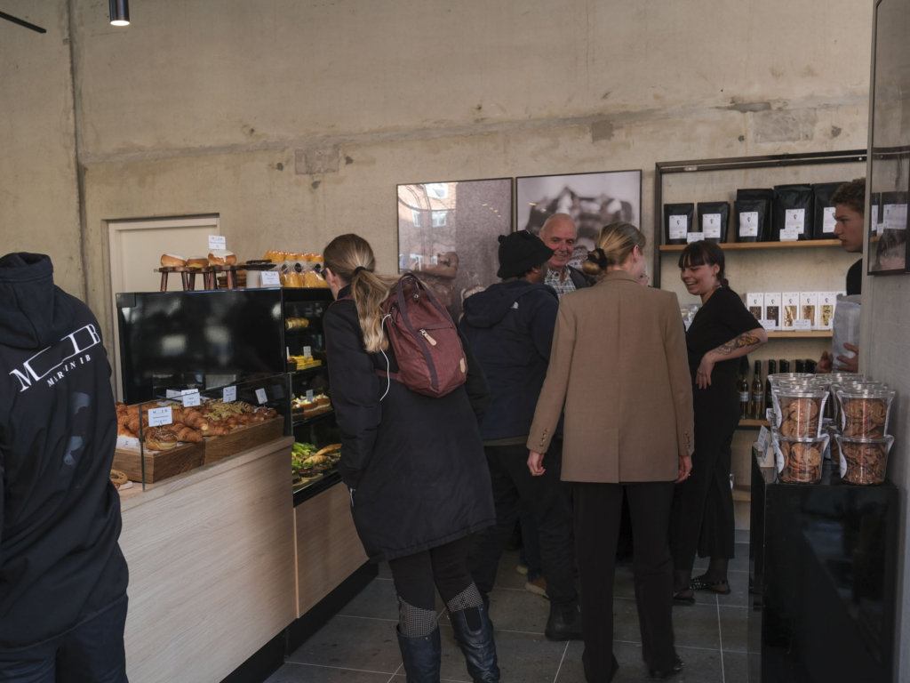 Der er p&aelig;nt mange kunder hos MIB Bageri på Godsbanen i Aarhus C.