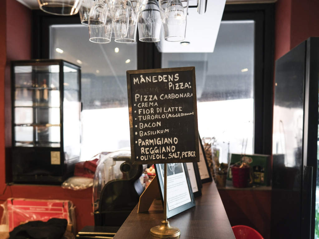 Skilten p&aring; disken hos Markus Pizzeria