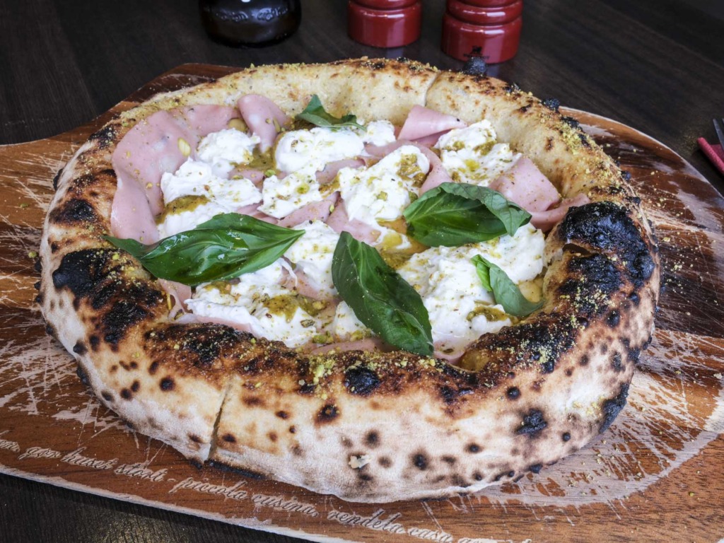 En klassisk napolitansk pizza hos Markus Pizzeria p&aring; Tr&oslash;jborg i Aarhus.