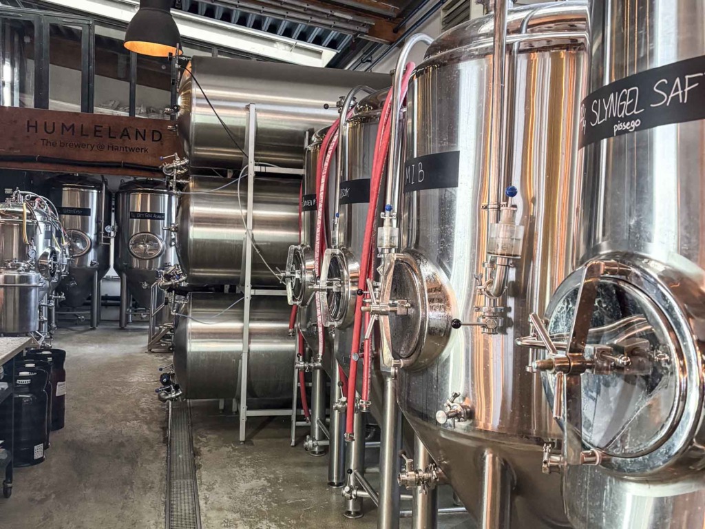 Der er noget charme over at sidde og spise blandt &oslash;ltanke i et bryggeri.