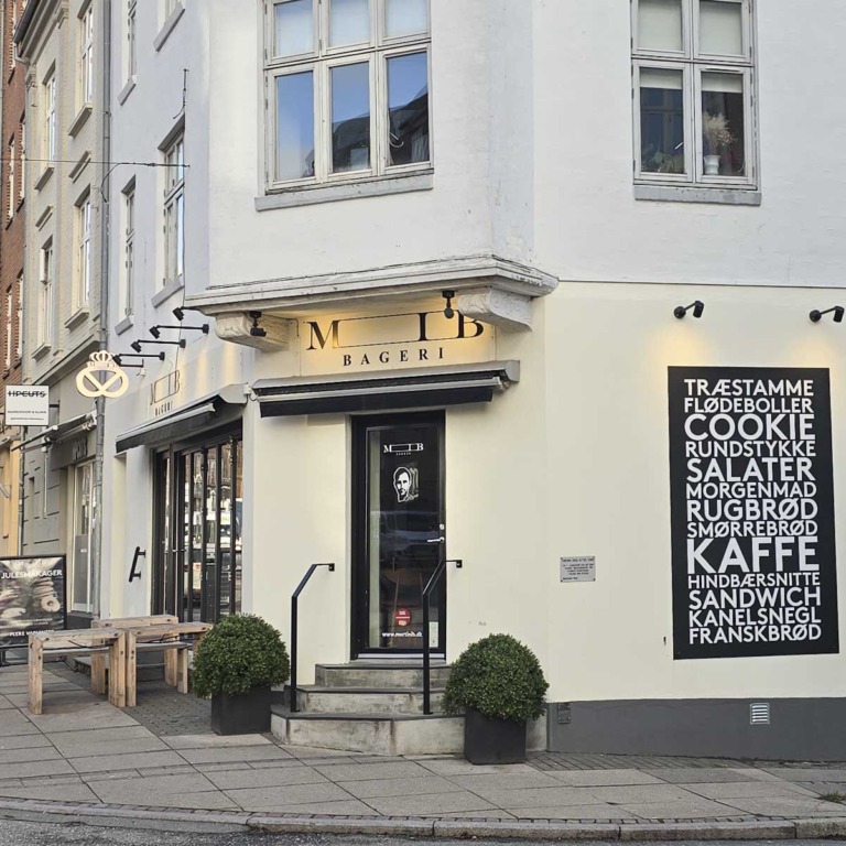 Indgangen til MIBbageri i Tordenskjoldsgade p&aring; Tr&oslash;jborg