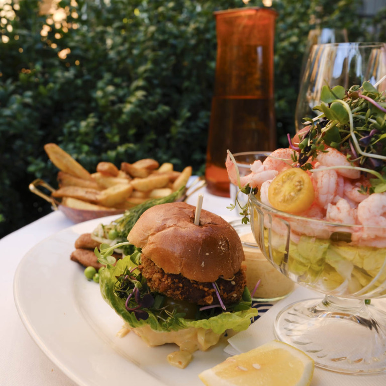 En frokosttallerken hos Mefisto Restaurant & G&aring;rdhave i Aarhus C
