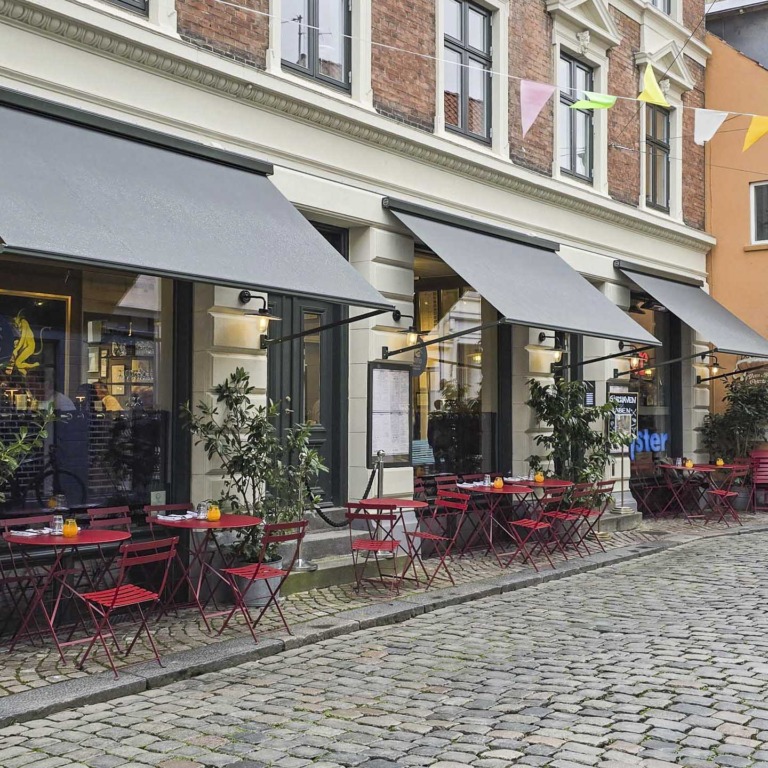 Mefisto Restaurant & G&aring;rdhave i Aarhus C set udefra.