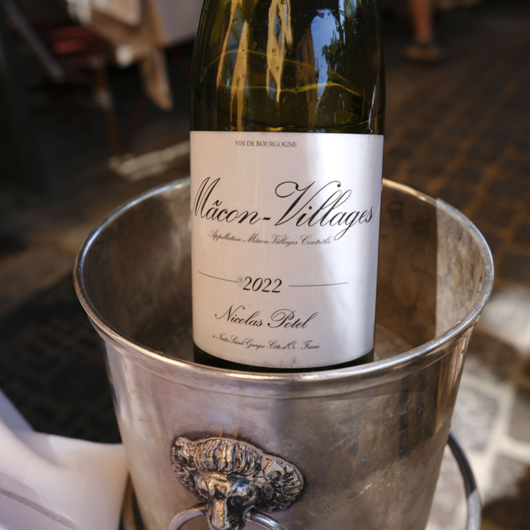 En Macon Village fra Nicolas Potel hos Mefisto Restaurant & G&aring;rdhave i Aarhus C