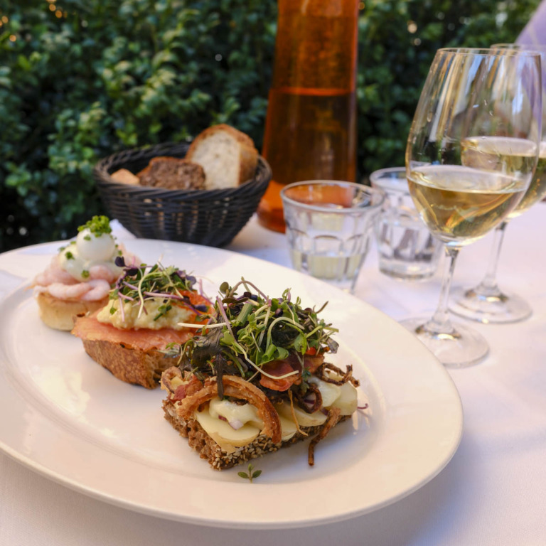 3 stykker sm&oslash;rrebr&oslash;d hos Mefisto Restaurant & G&aring;rdhave i Aarhus C